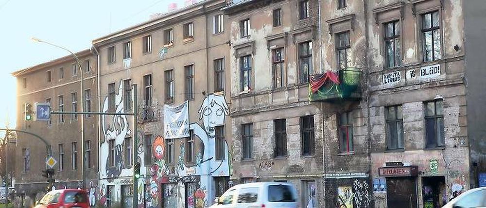 Alternatives Wohnen: Die Häuser Zeppelinsstraße 25 und 26 sind seit Jahren Ausweichquartiere für die frühere Potsdamer Hausbesetzerszene. Die Bewohner sollen die Häuser sanieren. Nun hat die Gewoba die zu zahlenden Pachtzinsen für diese und andere Wohnprojekte um bis zu 16 Prozent erhöht.