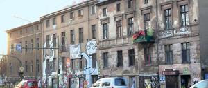 Alternatives Wohnen: Die Häuser Zeppelinsstraße 25 und 26 sind seit Jahren Ausweichquartiere für die frühere Potsdamer Hausbesetzerszene. Die Bewohner sollen die Häuser sanieren. Nun hat die Gewoba die zu zahlenden Pachtzinsen für diese und andere Wohnprojekte um bis zu 16 Prozent erhöht.