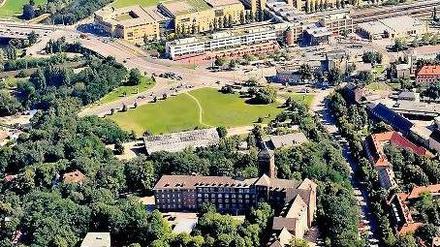 Blick über den Brauhausberg: Nach aktuellen Planungen der Stadt soll die Schwimmhalle (Bildmitte) zugunsten von Wohnhäusern weichen. Das will die Initiative „Pro Brauhausberg“ verhindern. Ein Workshop am Samstag brachte keine Annäherung.