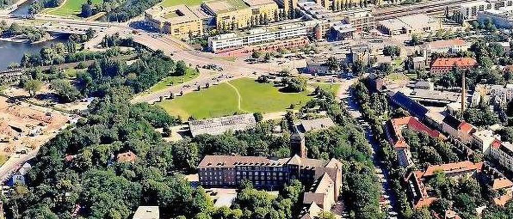 Blick über den Brauhausberg: Nach aktuellen Planungen der Stadt soll die Schwimmhalle (Bildmitte) zugunsten von Wohnhäusern weichen. Das will die Initiative „Pro Brauhausberg“ verhindern. Ein Workshop am Samstag brachte keine Annäherung.