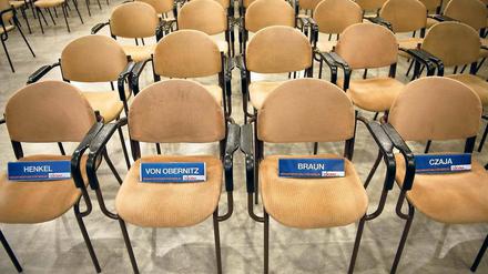 Rot-Schwarz steht – kein Stuhl bleibt frei. „Die Mischung macht's“ – zwei Quereinsteiger, zwei Parteilose, zwei Überraschungen. Mit dabei: Eine Erzieherin für die Bildung und eine Ökonomin aus Bayern für die Wirtschaft.