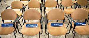Rot-Schwarz steht – kein Stuhl bleibt frei. „Die Mischung macht's“ – zwei Quereinsteiger, zwei Parteilose, zwei Überraschungen. Mit dabei: Eine Erzieherin für die Bildung und eine Ökonomin aus Bayern für die Wirtschaft.