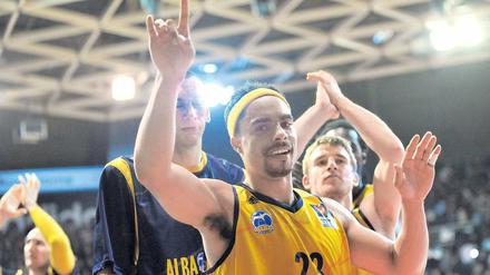 Nicht nur beim Jubel vorneweg. DaShaun Wood ist der Chef bei Alba.