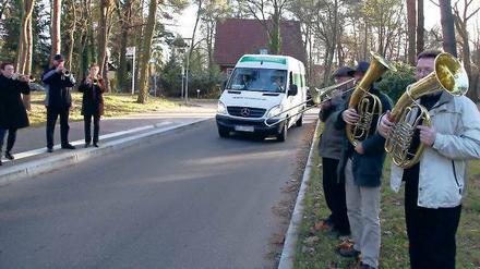 Ein Tusch für die Autofahrer: Die Straßenfreigabe erfolgte rechtzeitig vor dem Wilhelmshorster Weihnachtsmarkt am kommenden Wochenende.