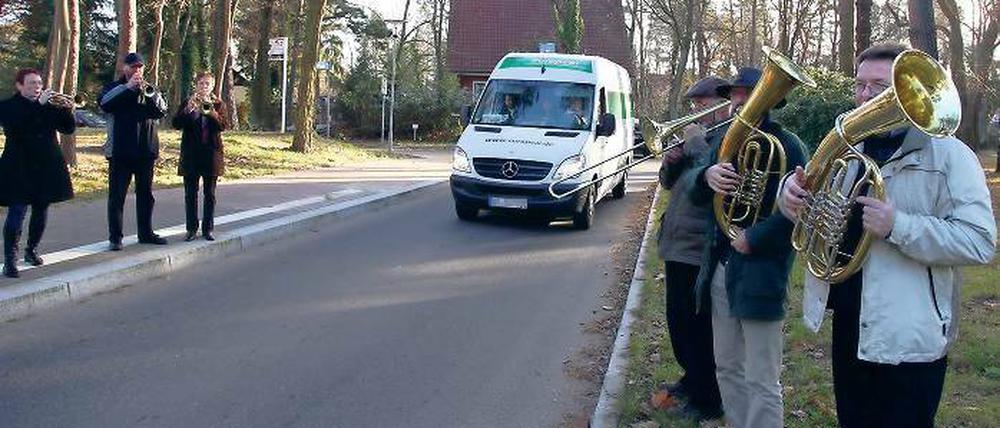 Ein Tusch für die Autofahrer: Die Straßenfreigabe erfolgte rechtzeitig vor dem Wilhelmshorster Weihnachtsmarkt am kommenden Wochenende.