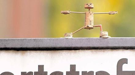 Für Hingucker. Mehr als 300 solcher Figuren von Josef Foos bevölkern die Berliner Straßenschilder.