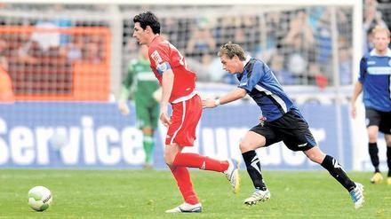 Duelle in Bielefeld. Babelsbergs Dominik Stroh-Engel (l.) gewann am Samstag zwar die Mehrzahl der Zweikämpfe mit seinem Kumpel Tom Schütz (r.), der konnte am Ende aber mit Arminia Bielefeld den dritten Heimsieg der Saison bejubeln.