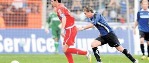 Duelle in Bielefeld. Babelsbergs Dominik Stroh-Engel (l.) gewann am Samstag zwar die Mehrzahl der Zweikämpfe mit seinem Kumpel Tom Schütz (r.), der konnte am Ende aber mit Arminia Bielefeld den dritten Heimsieg der Saison bejubeln.