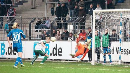Vergeblich gestreckt. Alyssa Naeher (rechts) versucht hier, zu retten, was nicht mehr zu retten ist, denn Alexandra Popp köpft zum 2:2 ein.