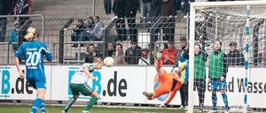 Vergeblich gestreckt. Alyssa Naeher (rechts) versucht hier, zu retten, was nicht mehr zu retten ist, denn Alexandra Popp köpft zum 2:2 ein.