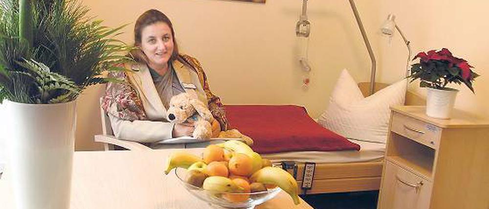 Einblick: Pflegedienst-Leiterin Uta Kristina Karl stellt das erste fertige Zimmer im neuen Seniorenwohnheim vor.
