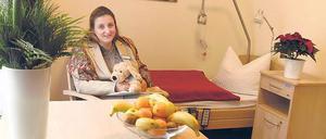 Einblick: Pflegedienst-Leiterin Uta Kristina Karl stellt das erste fertige Zimmer im neuen Seniorenwohnheim vor.