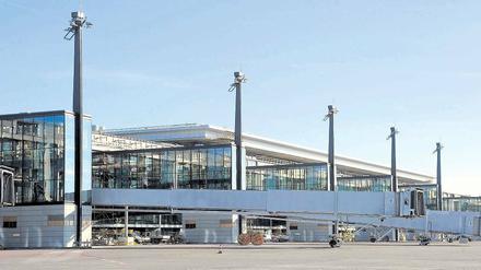 Komplett montiert. Die Fluggastbrücken auf dem neuen BER Flughafen in Schönefeld sind komplett. Derzeit erfolgen die TÜV-Abnahmen der sicherheitstechnischen Anlagen und der Fluggastbrücken.