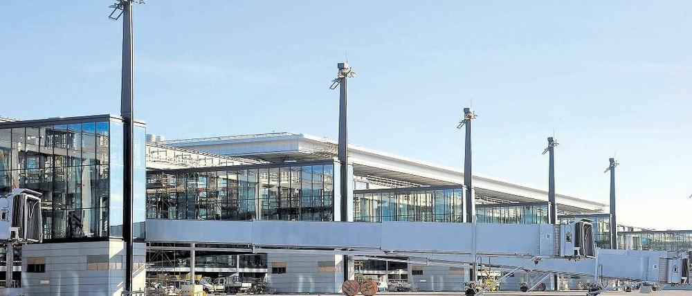 Komplett montiert. Die Fluggastbrücken auf dem neuen BER Flughafen in Schönefeld sind komplett. Derzeit erfolgen die TÜV-Abnahmen der sicherheitstechnischen Anlagen und der Fluggastbrücken.