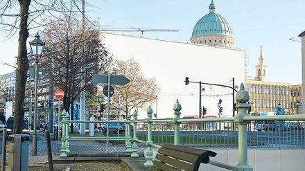Die weiße Wand in der Stadtmitte. Mehrere Jahre, bis zur Neubebauung der Ostseite der Friedrich-Ebert-Straße in bislang unabsehbarer Zeit, wird die Bibliothek am Kanal zwei große seitliche Brandwände aufweisen.