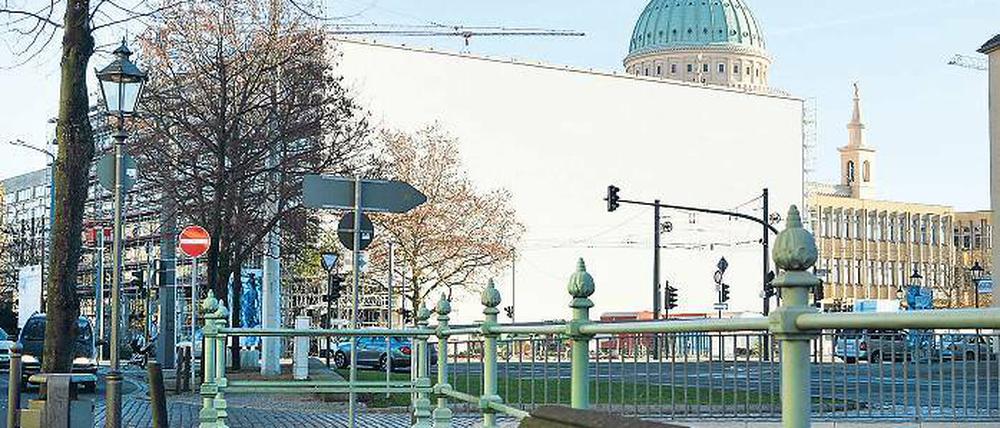 Die weiße Wand in der Stadtmitte. Mehrere Jahre, bis zur Neubebauung der Ostseite der Friedrich-Ebert-Straße in bislang unabsehbarer Zeit, wird die Bibliothek am Kanal zwei große seitliche Brandwände aufweisen.