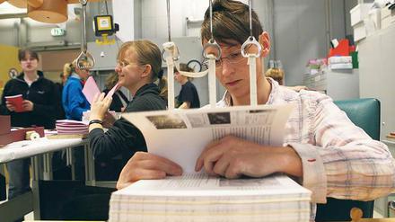 Stich für Stich. Jennifer Müller sitzt an der „Galgenheftlade“ und „näht“ die Seiten eines Buches zusammen. Die 30-Jährige ist angehende Buchbinderin im Berufsbildungswerk. „Dieses Entstehenlassen macht mir einfach Spaß“, sagt sie.