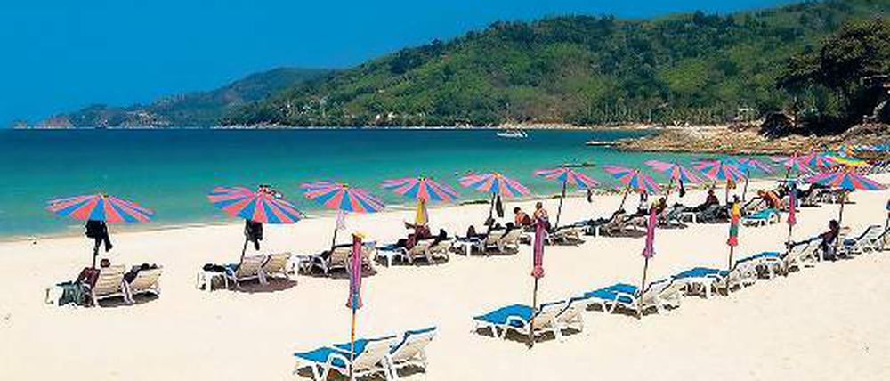 Noch sind Liegen frei. Die Hochsaison hat weniger turbulent begonnen als sonst auf der Insel Phuket. Die Nachrichten vom Hochwasser verunsichern manche Urlauber.