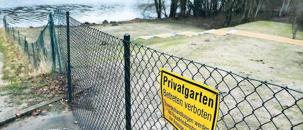 Durchgang unmöglich. Seit mehr als zwei Jahren ist der Uferweg am Griebnitzsee zu großen Teilen blockiert. In vielen Gärten haben die Eigentümer Platten und Asphalt des Wegs beseitigt. Die Stadt Potsdam will den Uferweg dennoch durchsetzen.