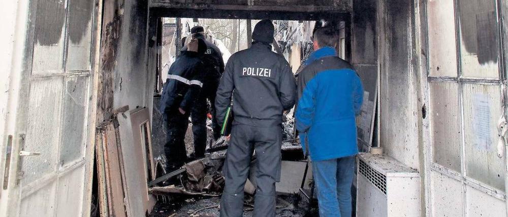 Ruine. Polizisten im niedergebrannten Haus der Demokratie in Zossen.
