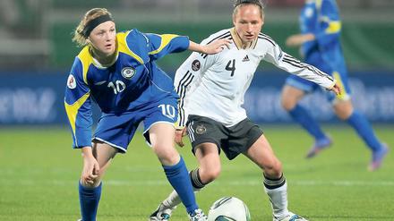 Auch treffsicher. Babett Peter (r.) im Duell mit Kasachstans Julija Myasnikova.