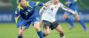 Auch treffsicher. Babett Peter (r.) im Duell mit Kasachstans Julija Myasnikova.