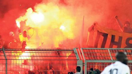 Konfliktpotenzial. Dynamo-Fans beim Spiel gegen Borussia Dortmund.