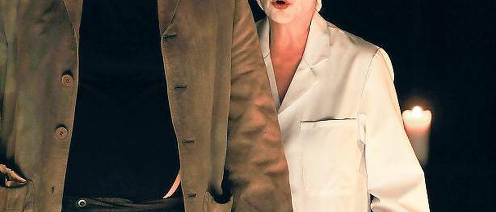 In einer Atmosphäre der Unsicherheit. In „Das Schlangenei“ spielt Raphael Rubino (hier mit Rita Feldmeier) den arbeitslosen jüdischen Artisten Abel Rosenberg.