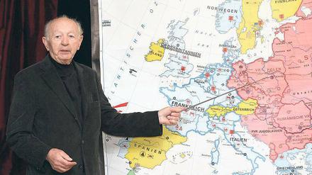 „Mir die Hälfte, dir die Hälfte.“ Schlomo Wolkowicz zeigt sein ehemaliges Heimatland Polen, 1939 aus zwei Richtungen angegriffen, auf einer Europakarte.
