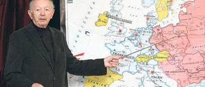 „Mir die Hälfte, dir die Hälfte.“ Schlomo Wolkowicz zeigt sein ehemaliges Heimatland Polen, 1939 aus zwei Richtungen angegriffen, auf einer Europakarte.