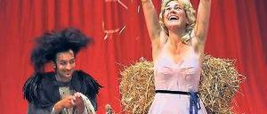 Am Spinnrad: Alexander Weichbrodt als Rumpelstilzchen und Nora Wiel als Müllerstochter