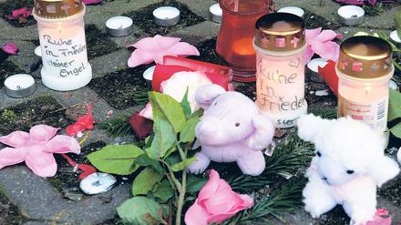 Trauer. Kerzen, Plüschtiere und Blumen stehen vor dem Wohnhaus in Spandau.