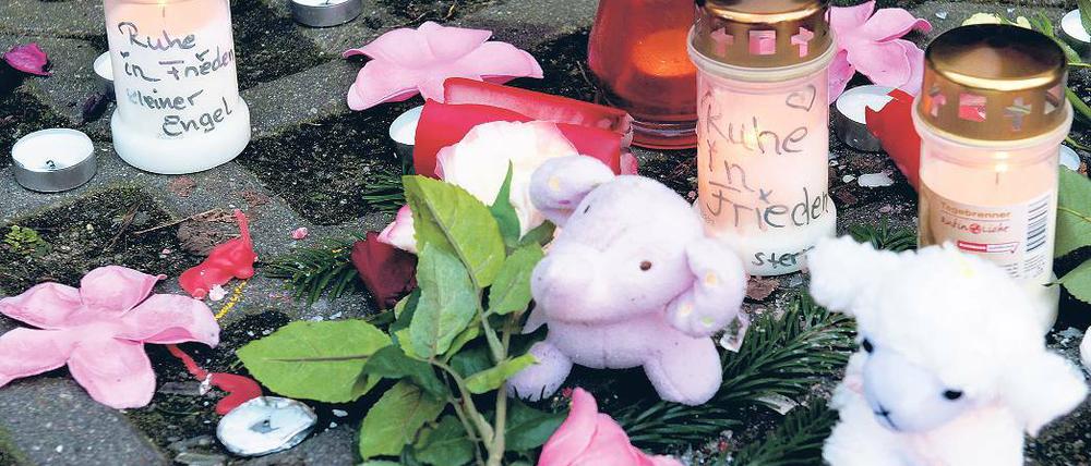 Trauer. Kerzen, Plüschtiere und Blumen stehen vor dem Wohnhaus in Spandau.