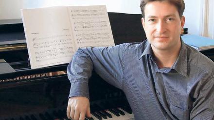 Spielt gerne neben der „Hauptstraße“. Der Dirigent Knut Andreas bringt die Klassik auf den Weberplatz und lässt sich von der südländischen Entspanntheit anstecken.
