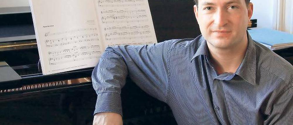 Spielt gerne neben der „Hauptstraße“. Der Dirigent Knut Andreas bringt die Klassik auf den Weberplatz und lässt sich von der südländischen Entspanntheit anstecken.