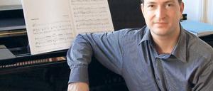 Spielt gerne neben der „Hauptstraße“. Der Dirigent Knut Andreas bringt die Klassik auf den Weberplatz und lässt sich von der südländischen Entspanntheit anstecken.