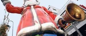 Einer von vielen. Sieben Meter misst der Plastikweihnachtsmann auf der Schlossstraße in Berlin-Steglitz – Symbol für die Saison der Adventsmärkte, die am Montag eingeläutet wurde. Jetzt locken die Budenstätten in der Hauptstadt wieder mit Glühwein, Bratwurstduft und Geschenken. Rund 90 Märkte sollen es dieses Jahr sein.