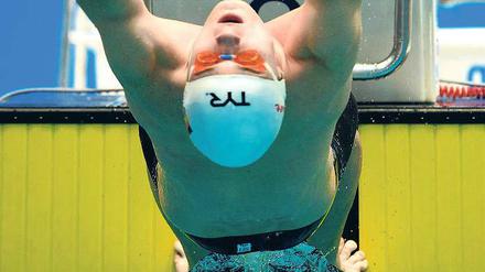 Dreifach-Starter. Christian Diener vom PSV Cottbus – hier beim diesjährigen Kurzbahn-Weltcup in Berlin zu Beginn der 50 Meter Rücken – will sich nun bei den Deutschen Meisterschaften in Wuppertal für die EM auf der Kurzbahn in Stettin qualifizieren.