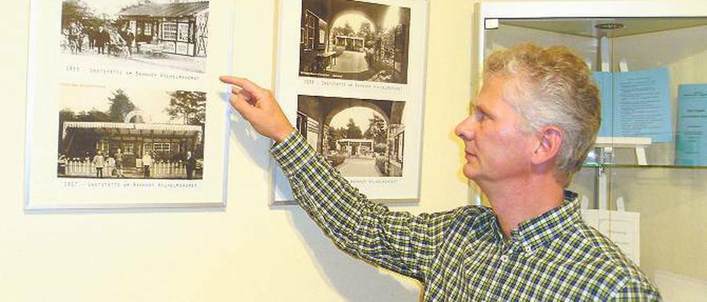 Volker Tanner zeigt Beispiele aus seiner Sammlung.