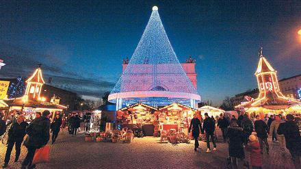 Leuchtender Publikumsmagnet. Der Weihnachtsmarkt „Blauer Lichterglanz“ erwartet seit dem gestrigen Montag Potsdamer und Touristen zwischen Luisen- und Bassinplatz. Die Organisatoren hoffen auf ein gutes Geschäft – auch für die Läden in der Innenstadt.