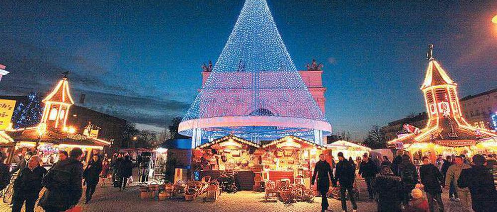 Leuchtender Publikumsmagnet. Der Weihnachtsmarkt „Blauer Lichterglanz“ erwartet seit dem gestrigen Montag Potsdamer und Touristen zwischen Luisen- und Bassinplatz. Die Organisatoren hoffen auf ein gutes Geschäft – auch für die Läden in der Innenstadt.
