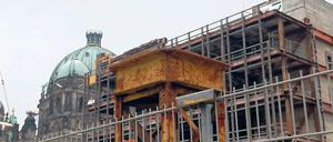 Gefährdet waren auch die Bauarbeiter beimAbriss des mit Asbest verseuchten Palastes der Republik in Berlin.