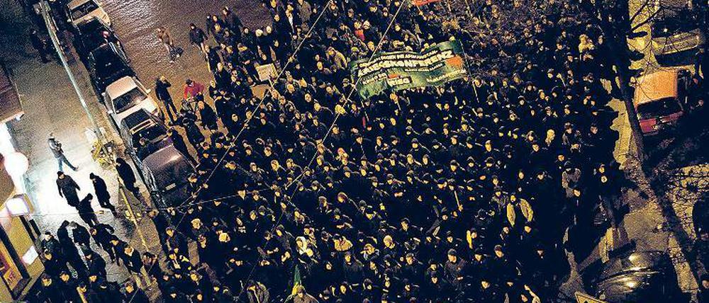 Im Gedenken. Zur Demonstration gegen Rechtsextremismus und zur Erinnerung an den Hausbesetzer Silvio Meier, der am 21. November 1992 in der U-Bahn Station Samariterstraße von einem Neonazi erstochen wurde, kamen rund 1300 Menschen.