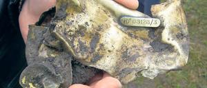 Das Foto zeigt ein mit einer Nummer versehenes Wrackteil des Kampfflugzeugs, das Dienstag in einer Baugrube in Treuenbrietzen gefunden wurde.