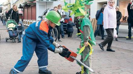 Angesägt. Kinder zeigen plastisch, wie der Regenwald verschwindet.