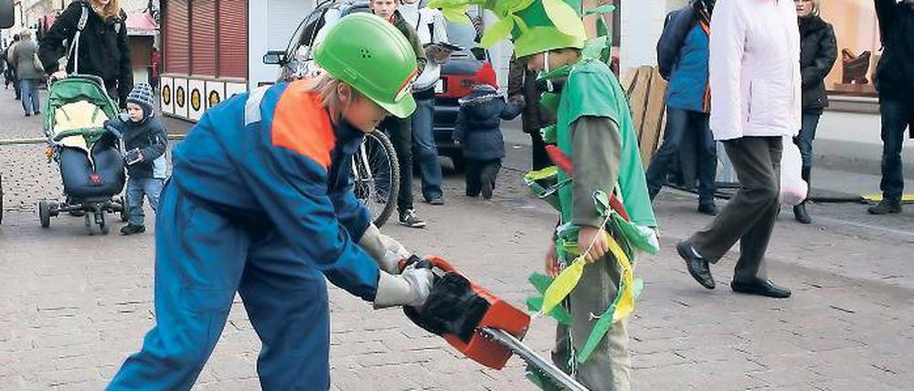 Angesägt. Kinder zeigen plastisch, wie der Regenwald verschwindet.