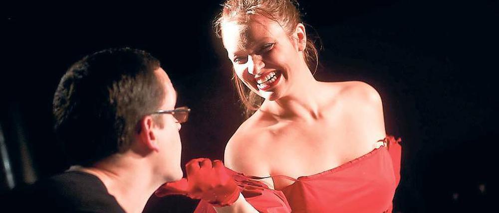 Unerwartete Wechselspiele. Als es plötzlich Antonia ist, die ihrem untreuen Gatten von einem Liebhaber vorschwärmt, fehlen dem Betrüger die Worte.