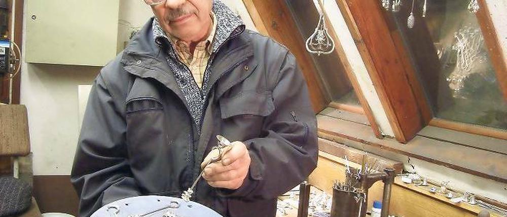 Lutz Werner mit einer Gussform für Pendelkerzenhalter.