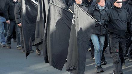 Extremistische Rechte. Brandenburgs Sicherheitsbehörden prüfen alte Fälle auf mögliche Ermittlungspannen und rechtsextremistische Hintergründe. Das Innenministerium will derzeit nichts mehr ausschließen.
