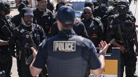 29.05.2021, USA, Tulsa: Demonstranten sprechen mit der Polizei im historischen Stadtteil Greenwood bei einem Second Amendment Marsch während des hundertjährigen Gedenkens an das Tulsa Race Massacre. Foto: John Locher/AP/dpa +++ dpa-Bildfunk +++